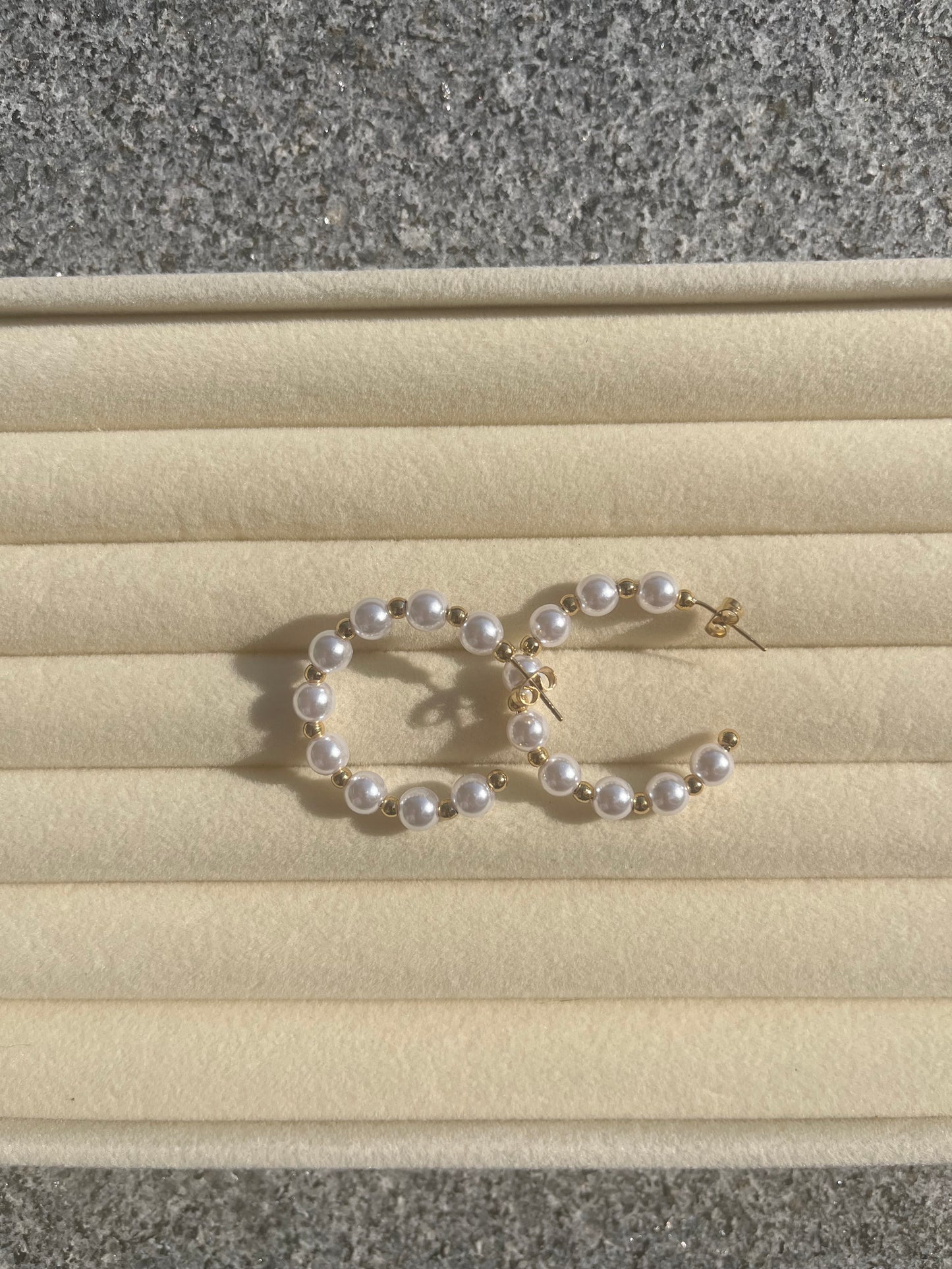 Gold and white pearl earrings (Nr. 091)